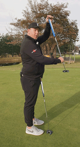 그립 끝 구멍에 나무티를 꽂고 그림과 같이 샤프트를 밀어서 헤드 토우 부분이 돌아가는 모습