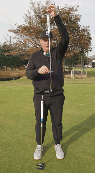 그립 끝 구멍에 나무티를 꽂고 그림과 같이 샤프트를 밀어서 헤드 토우 부분이 돌아가는 모습